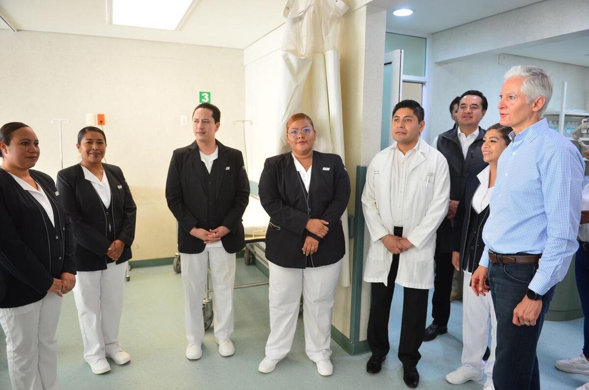 Alfredo del Mazo reconoce a enfermeros en San Martín de las Pirámides