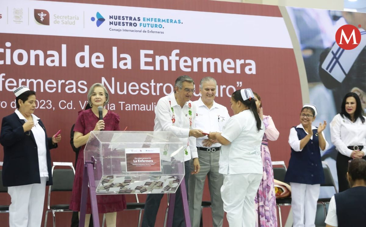 Américo Villarreal celebra a enfermeras