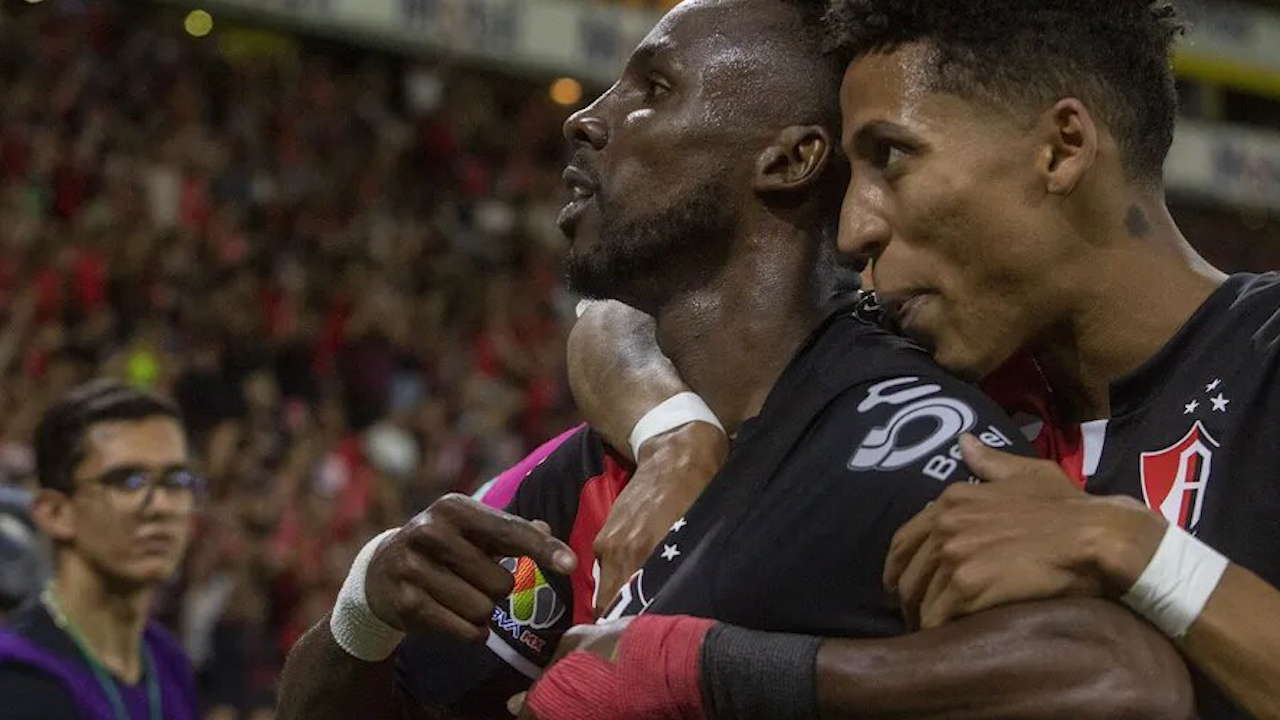 Atlas saca ventaja en el primero ante Chivas