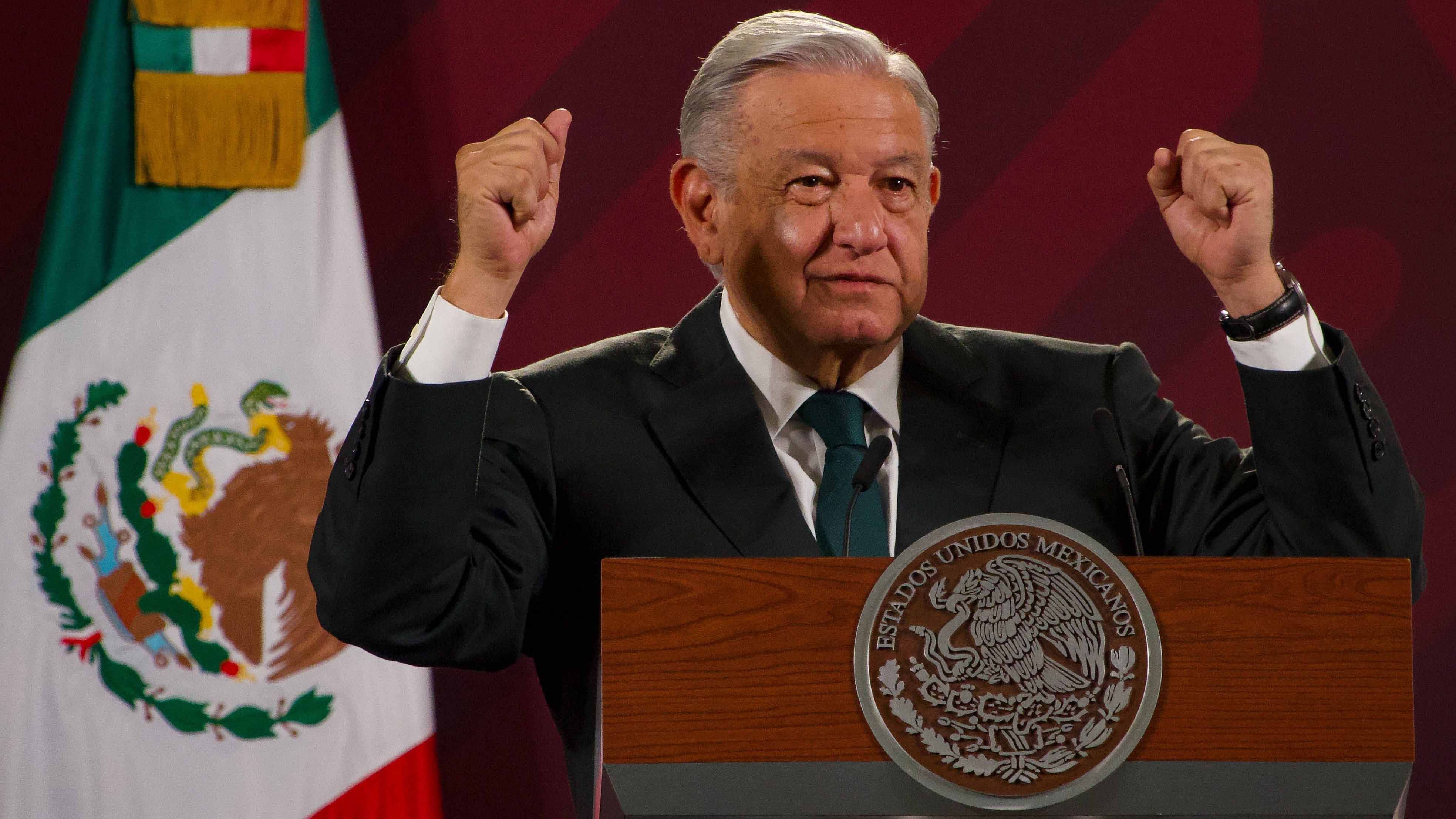 "Yo no dije que ella lo sostuvo": AMLO hace corrección a respuesta de Esther Gordillo