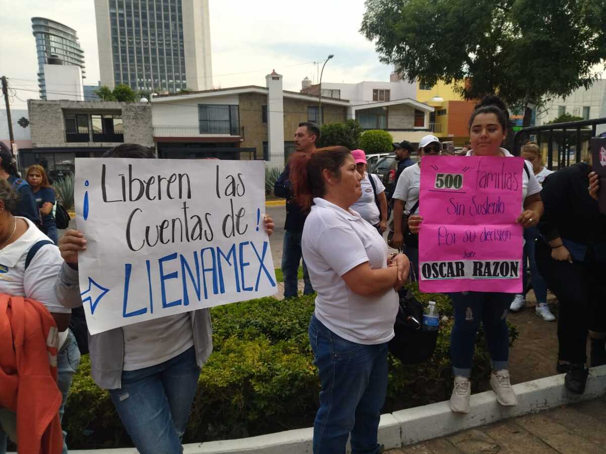 Ante falta de pagos, empleados de ASL se manifestaron en Casa Jalisco (Dalia Rojas)