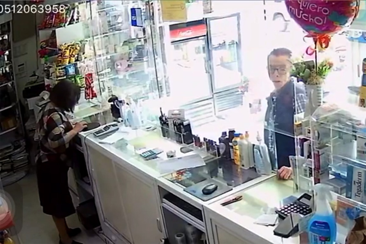 Hombre roba celular a cajera de farmacia en Tlalnepantla