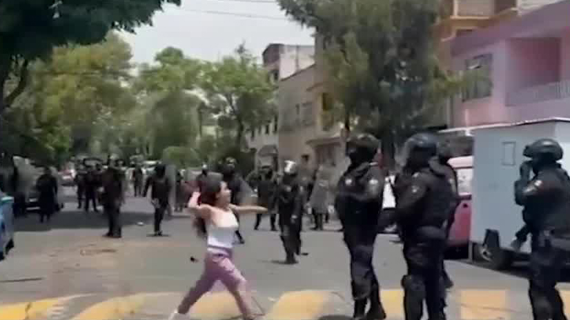 Policías intentan desalojar inmueble y vecinos los enfrentan en la alcaldía Azcapotzalco, CdMx