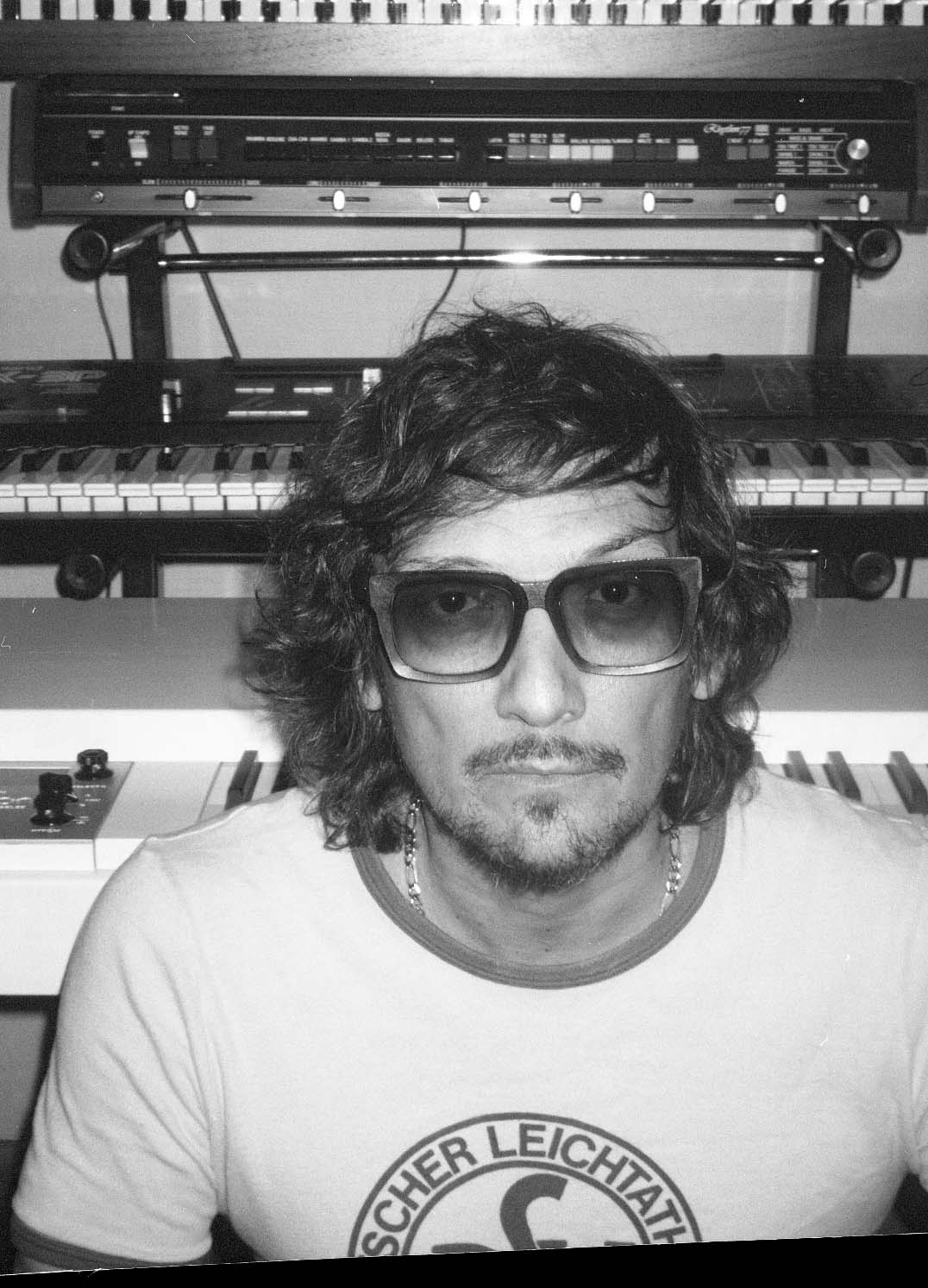 "PRISMARAMA" es el tercer álbum de estudio de León Larregui | Especial