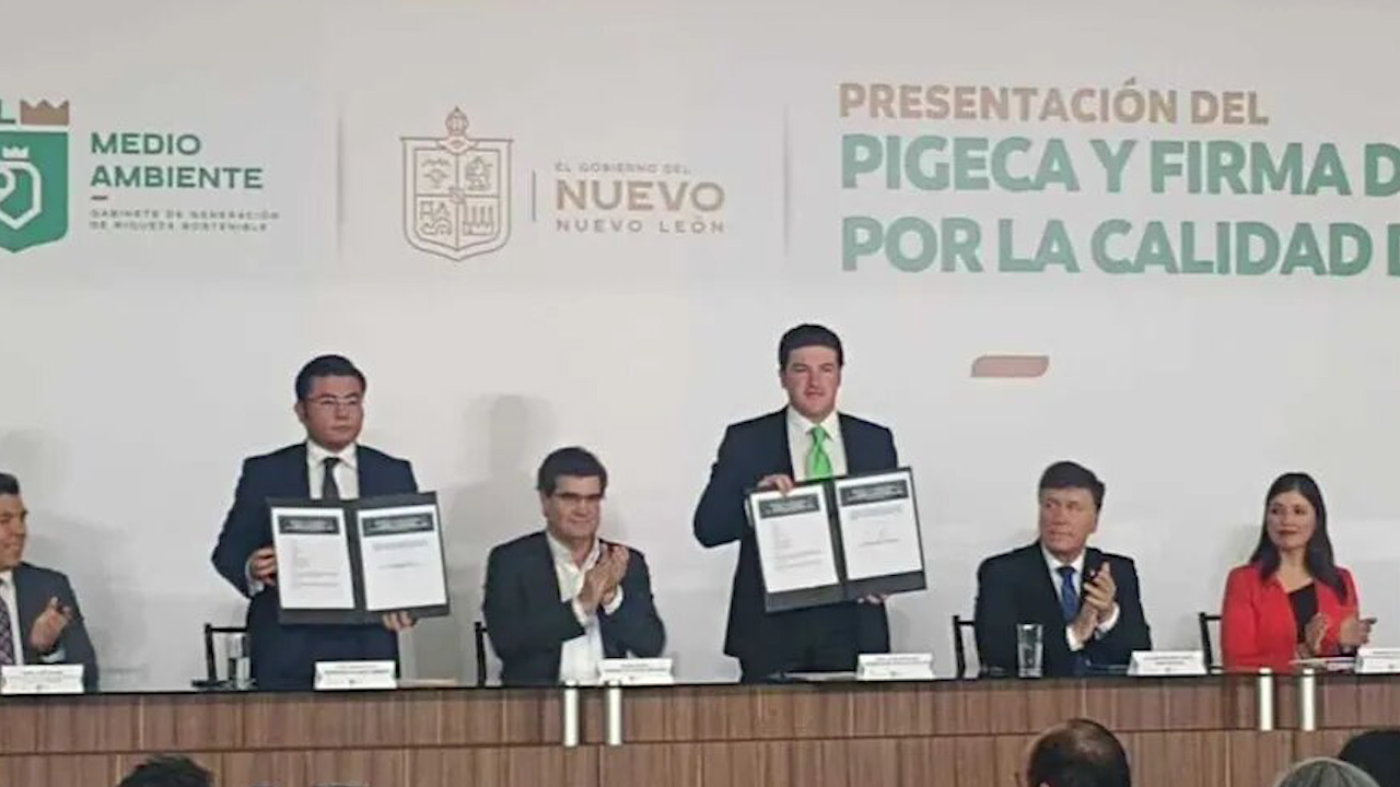 Samuel García firma pacto por la calidad del aire en NL
