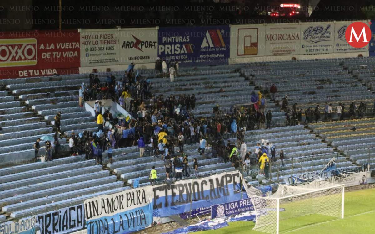 Aficionados de la Jaiba Brava en el estadio Tamaulipas pese a la lluvia. (Yazmín Sánchez)