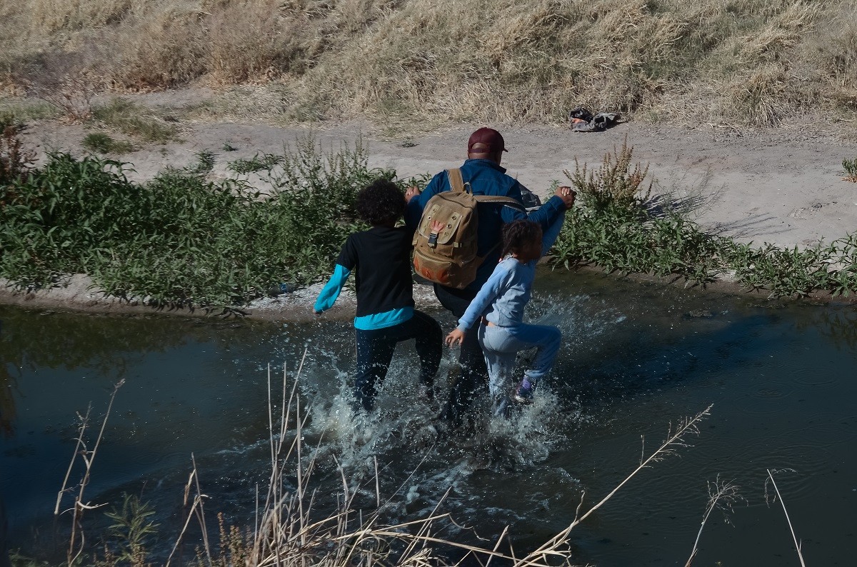 Las familias migrantes corren riesgo de separación en la frontera con EU. | Especial