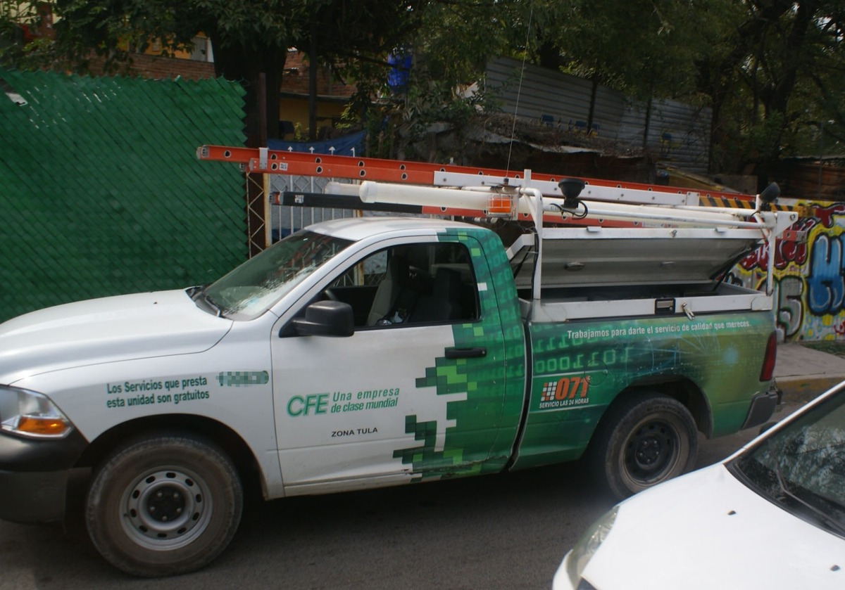 Los trabajadores fueron auxiliados por policías de Tepeji.