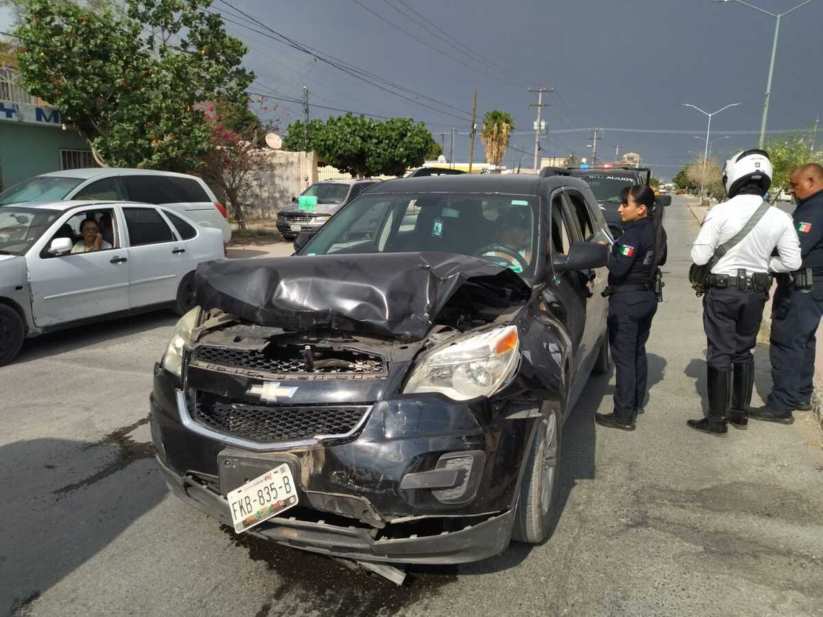En el percance participaron una camioneta tipo familiar Chevrolet Equinox negra y una Van azul.