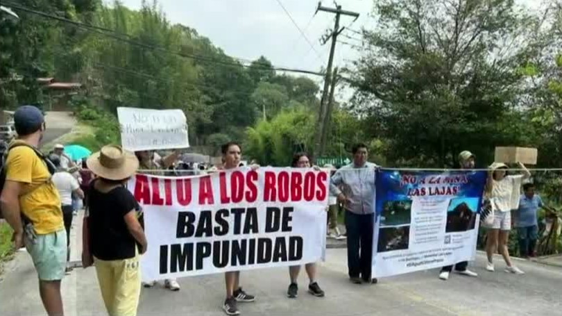 Pobladores de diversas comunidades bloquean la carretera antigua a Xalapa, Veracruz