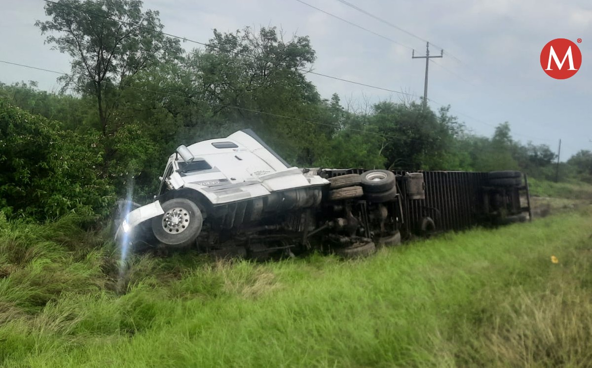 Vuelca tráiler cargado de aguacates, en carretera Reynosa-San Fernando