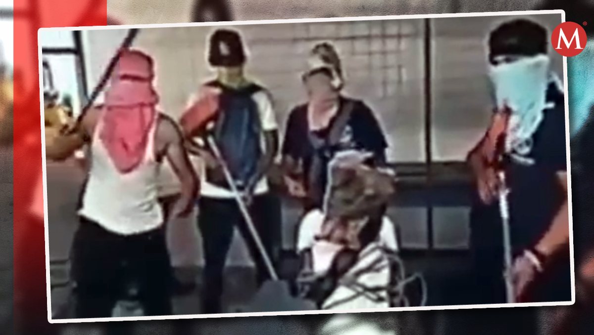 Alumnos con el rostro tapado, sostienen escobas simulando portar armas largas y otro alumnos está al centro como rehén (Especial)