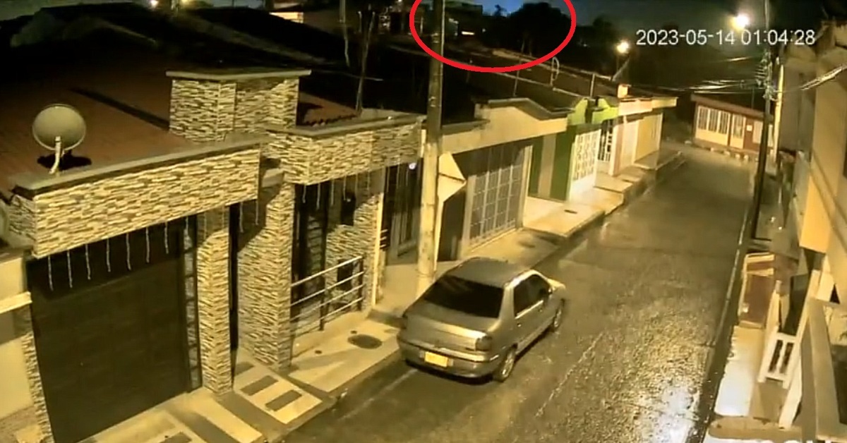 Aparecen luces en el cielo después de sismo en Colombia | Captura