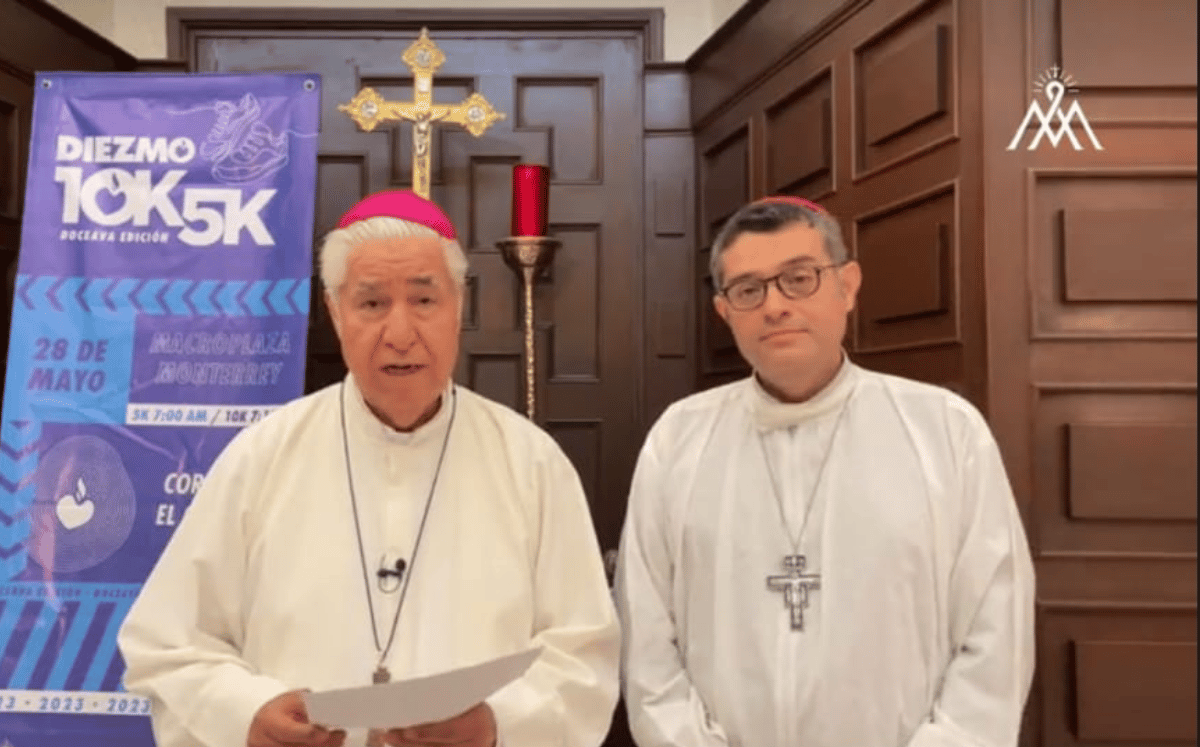 El arzobispo de Monterrey, Rogelio Cabrera López, y el nuevo obispo auxiliar, Carlos Santos | Especial