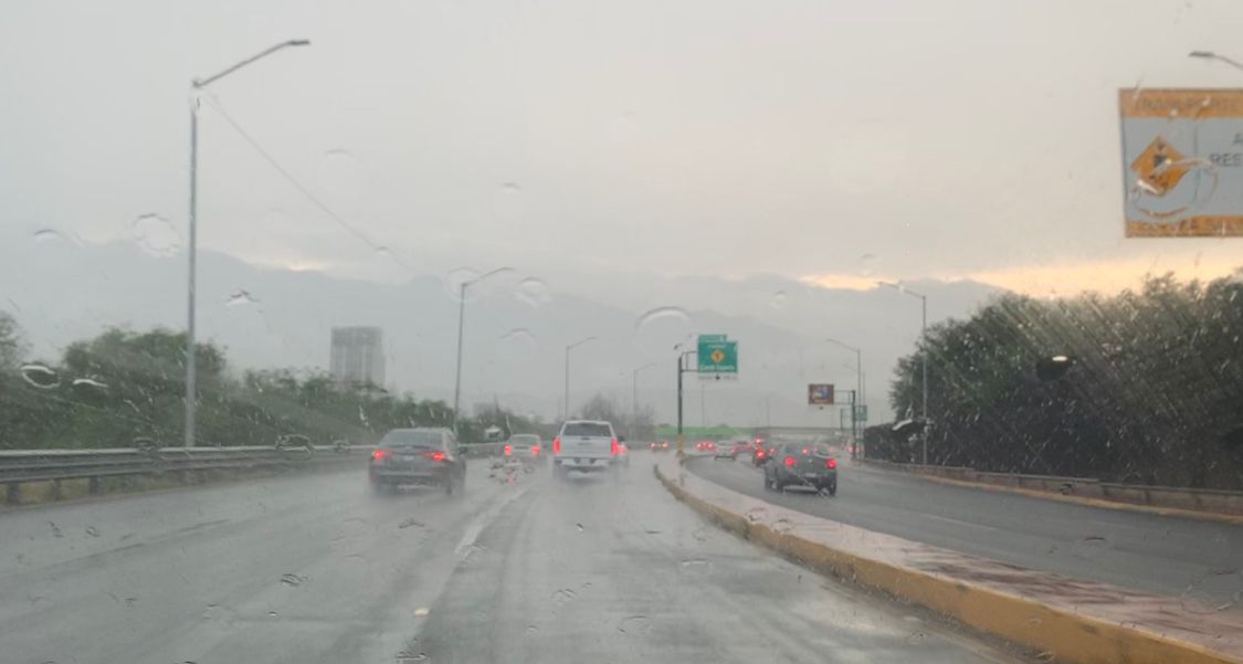 En la ciudad de Monterrey se reportó fuerte lluvia por la tarde del domingo. Foto: Eduardo Morales