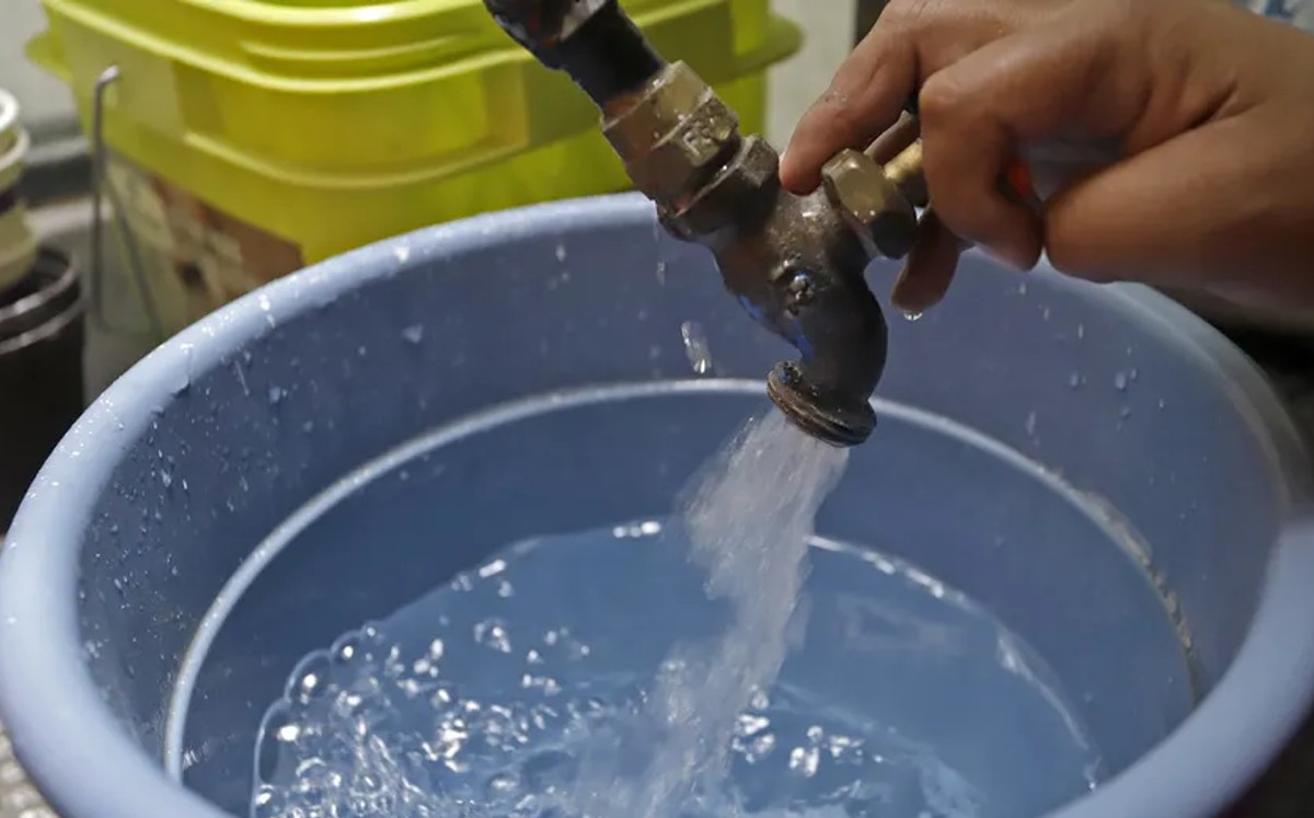 Cubetas de plástico y otros recipientes con agua potable / Archivo
