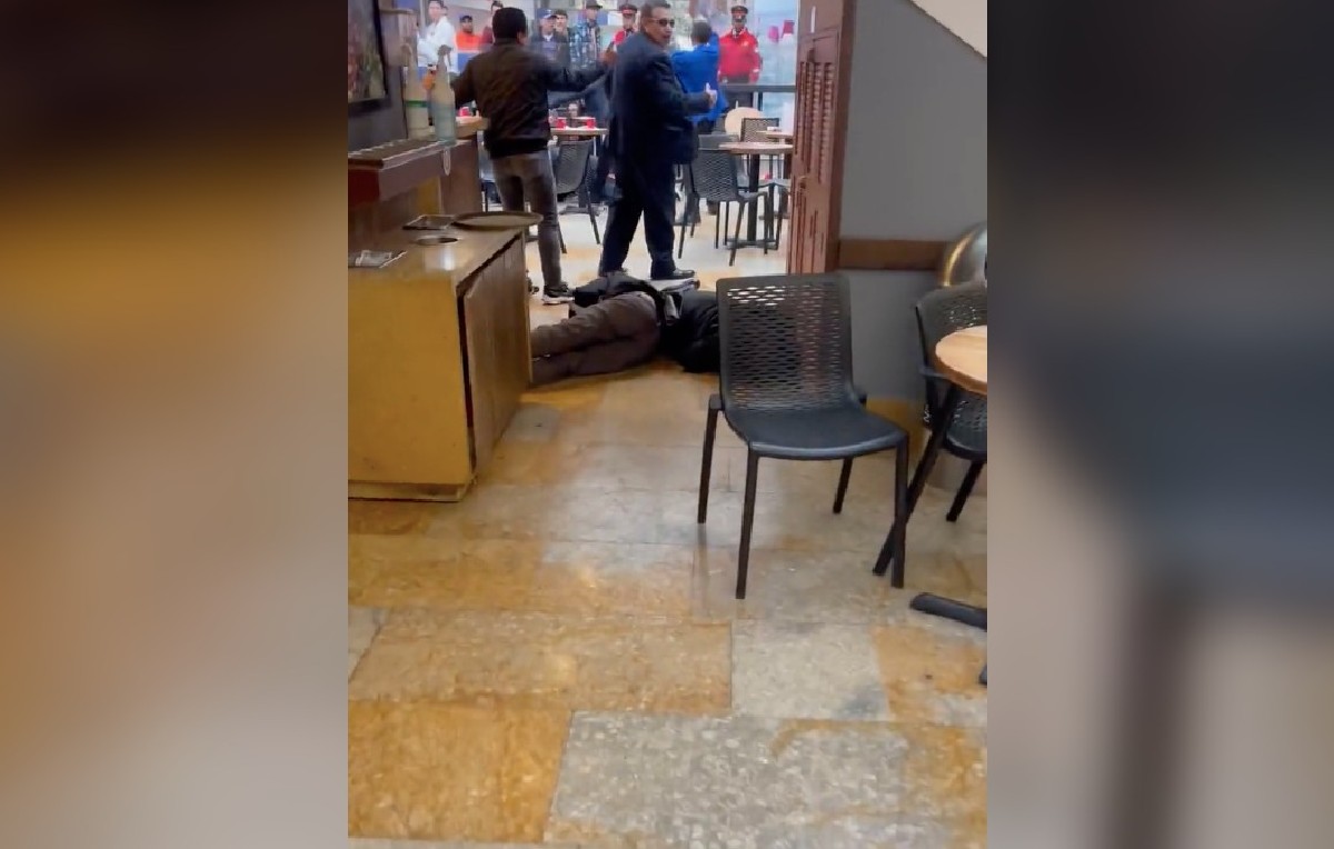 Gente resguardándose en centro comercial de Colombia (Twitter/@Trends_sv)Trends_sv