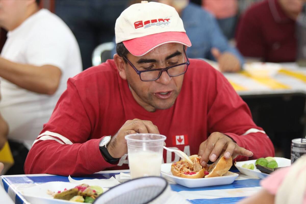 Hombre come cochinita pibil. (Especial)