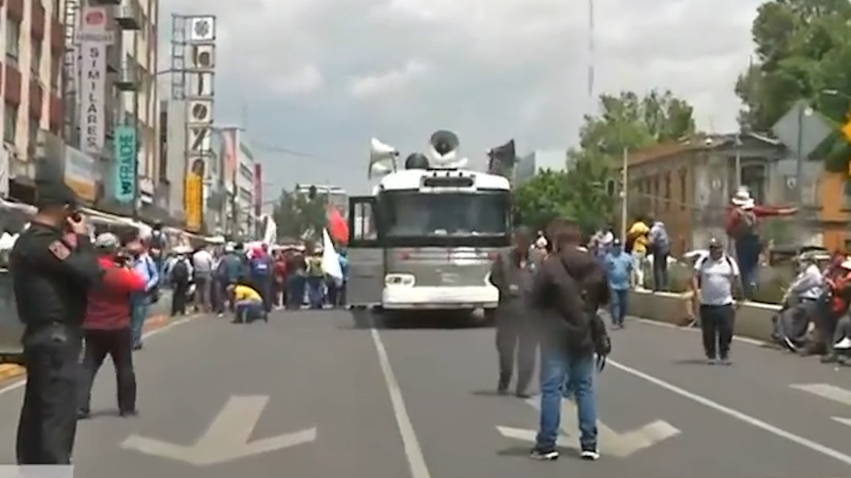 En CdMx, maestros marchan a Palacio Nacional en protesta por mejoras laborales