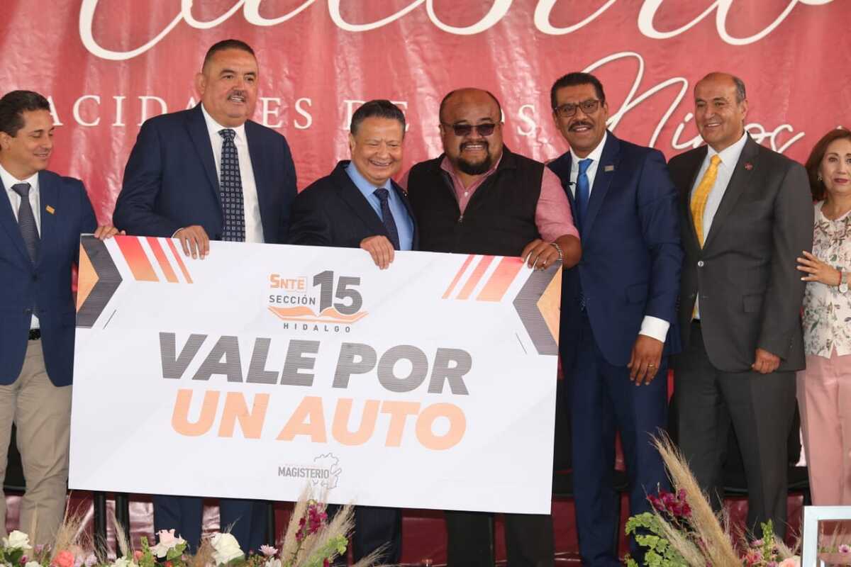 Celebran docentes en la entidad con la rifa de tres automóviles. (Jorge Sánchez)