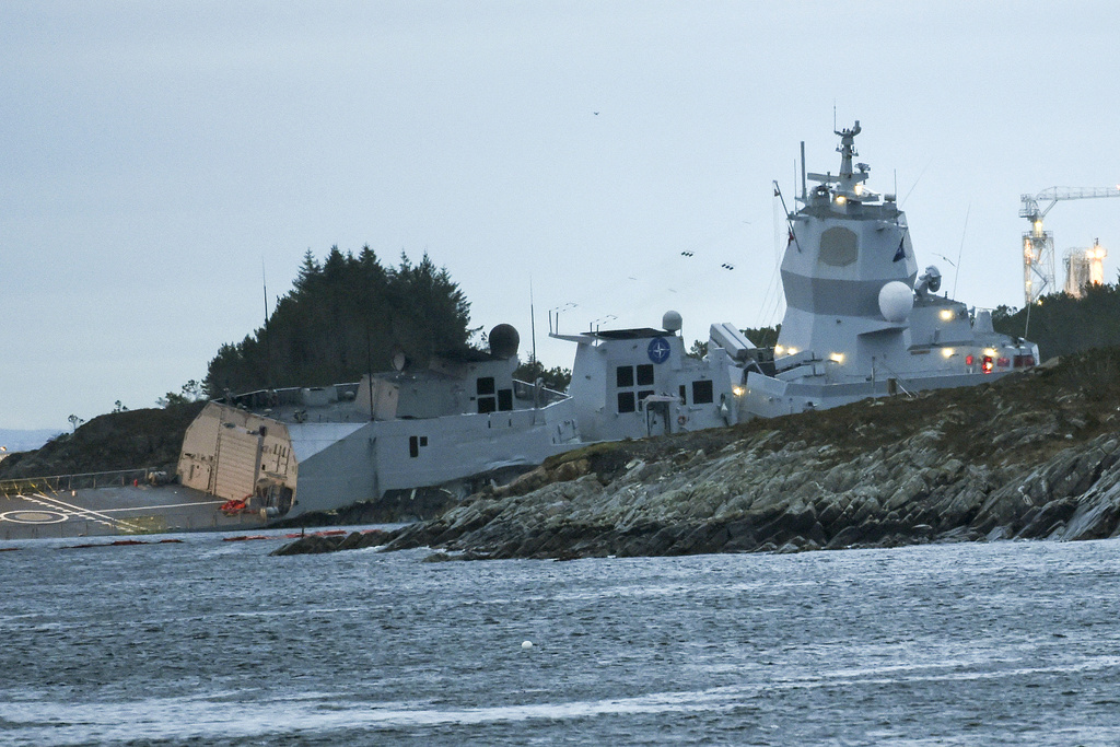 La fragata noruega KNM Helge Ingstad hace aguas tras una colisión | AP