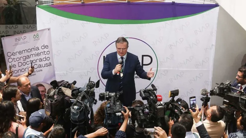 El INAP entregó a Marcelo Ebrard el ‘Doctorado Honoris Causa’