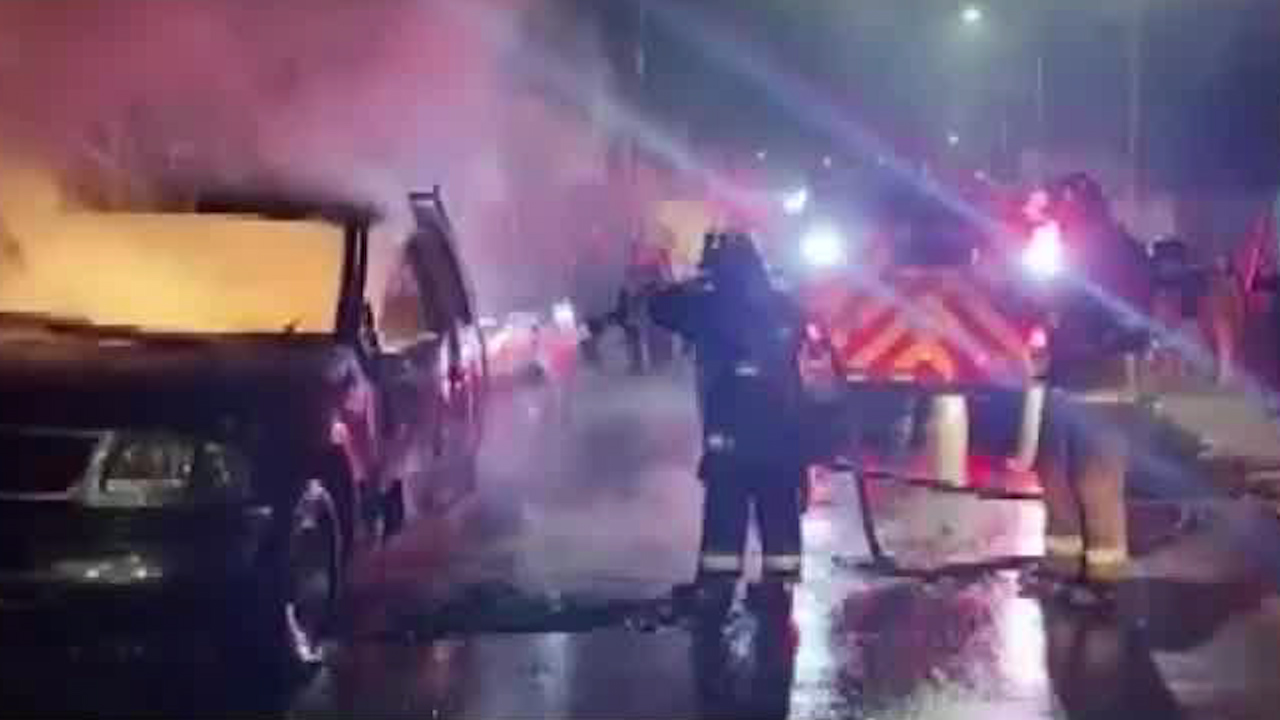 Incendian dos vehículos y tres motocicletas durante riña en Aguascalientes