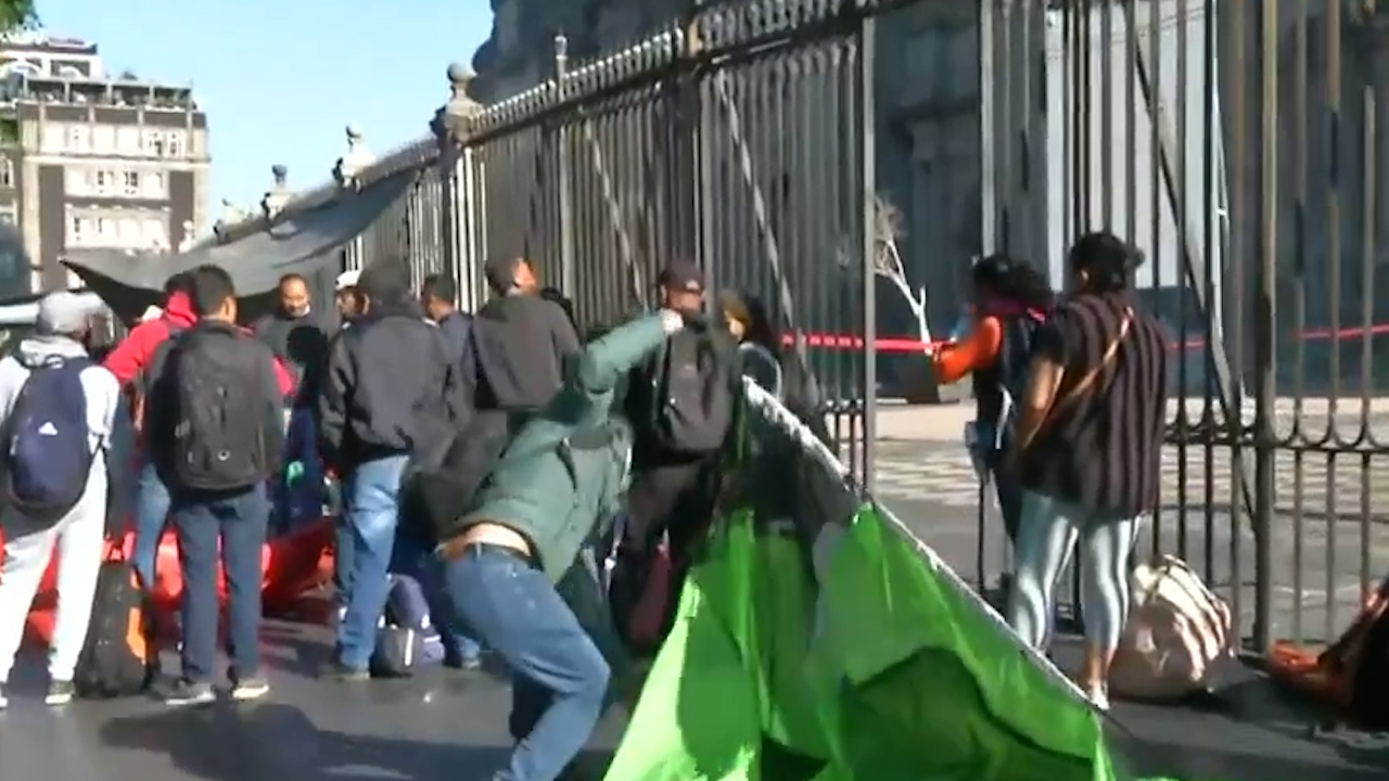Maestros de la CNTE instalan plantón en el Zócalo de la CdMx