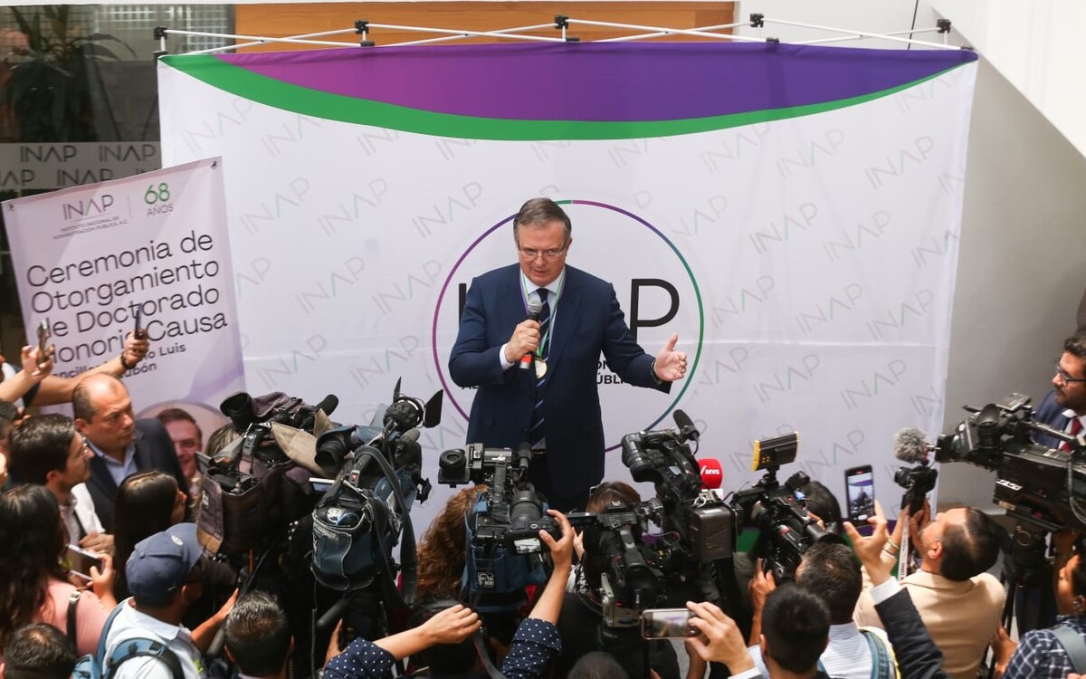 Marcelo Ebrard, secretario de relaciones exteriores al finalizar la ceremonia en donde recibo el Honoris Causa del INAP