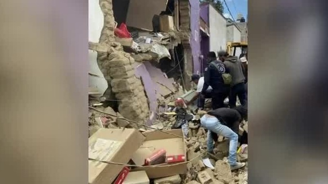 Muere un hombre y dos heridos tras el colapso de una barda en Toluca
