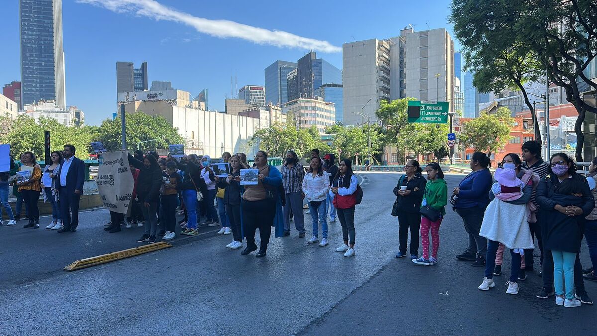 Padres de familia protestaron frente a la FGR por errores en libros de texto | Ramón Ramírez