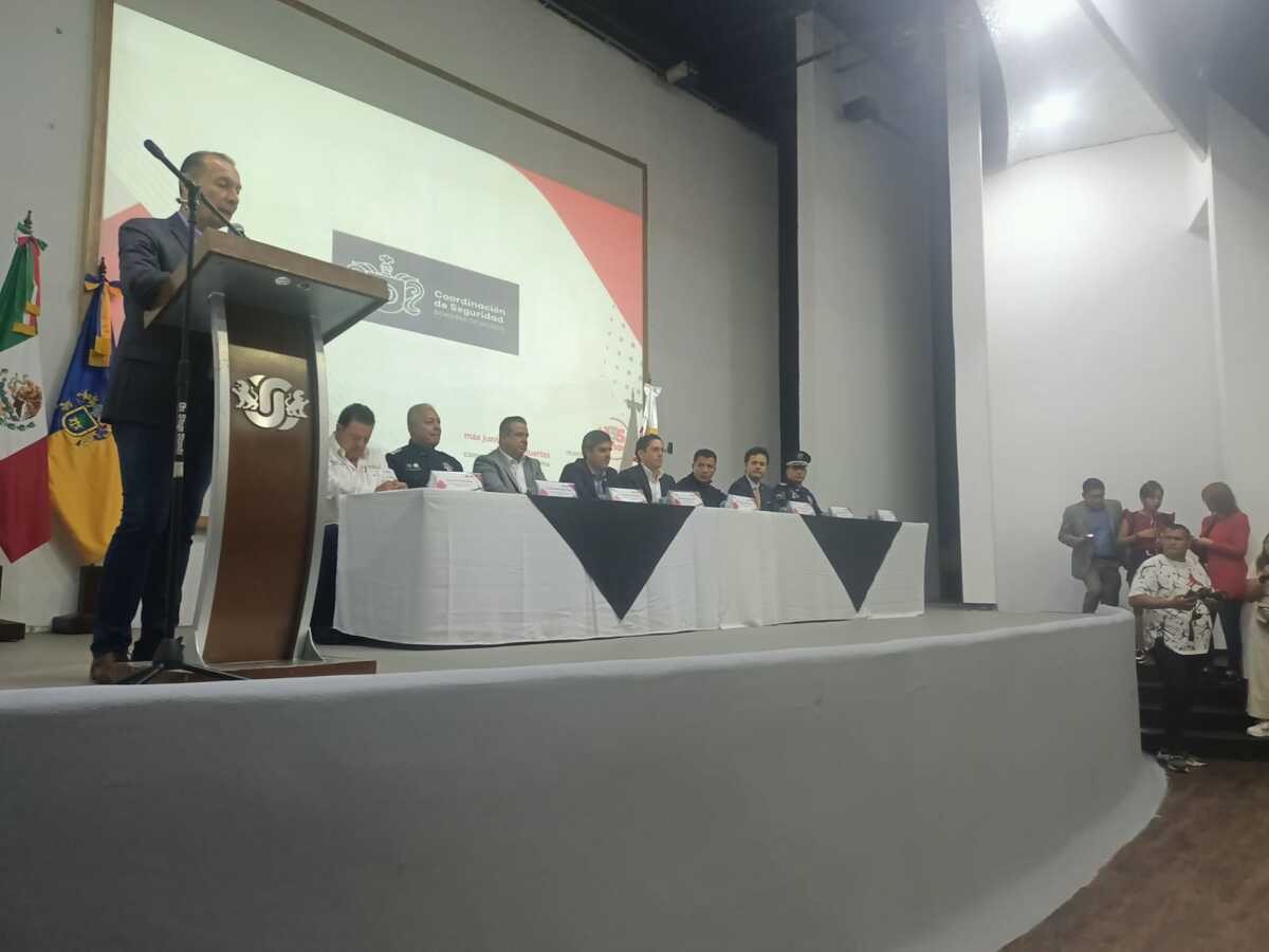 Reconoce CANACO a 382 policías y bomberos por capacitarse en habilidades directivas y de liderazgo