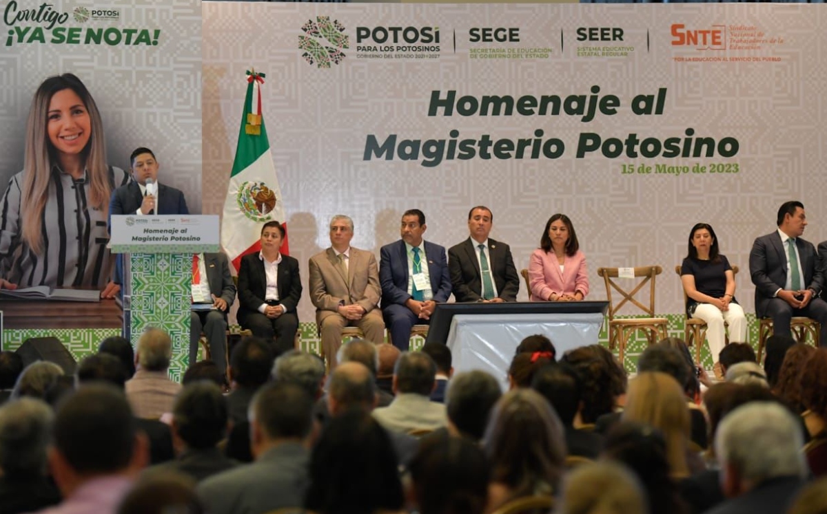 Ricardo Gallardo reconoce trabajo de docentes de SLP durante Día del Maestro. (Especial)