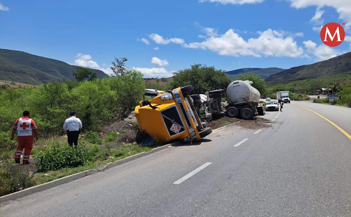 Vuelca pipa cargada de gasolina en carretera Rumbo Nuevo