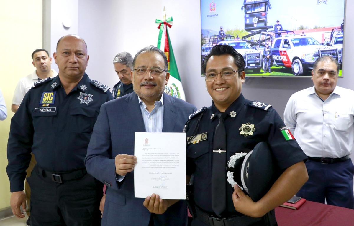 Andrés Mijes con elementos policiacos de Escobedo. Foto: Especial