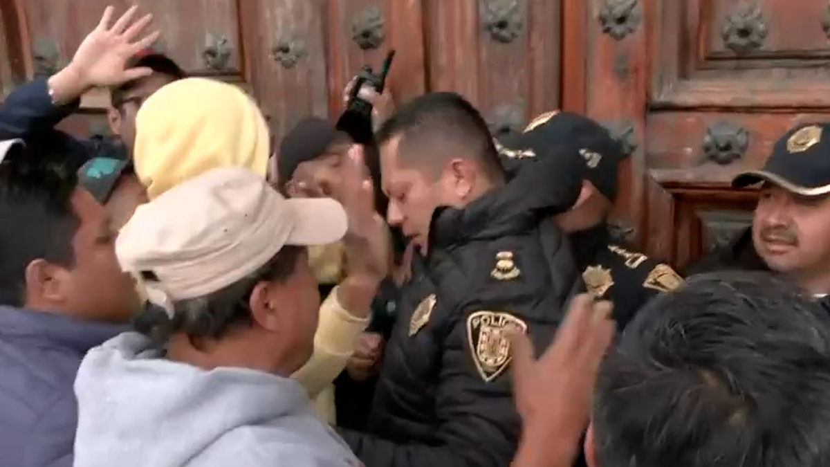 En CdMx, maestros intentan derribar puerta Mariana de Palacio Nacional