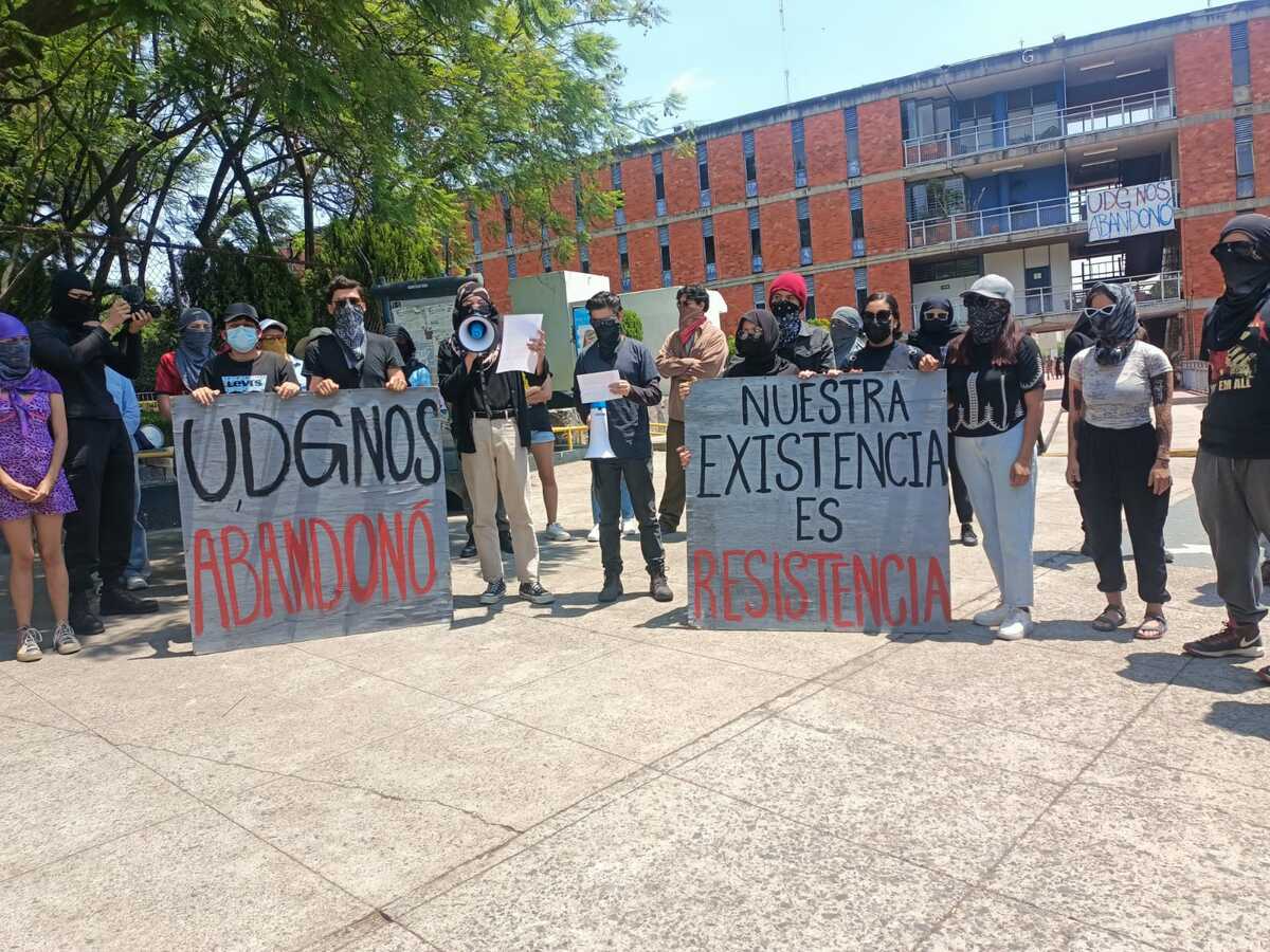 Estudiantes ecapuchados dan mensaje dentro del CUCSH campus de La Normal (Josefina Ruiz)
