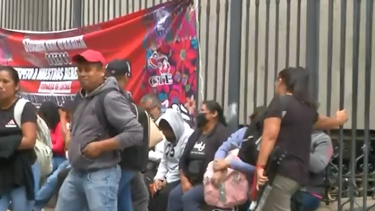 Maestros de la CNTE llegan a Segob tras altercados en Palacio Nacional