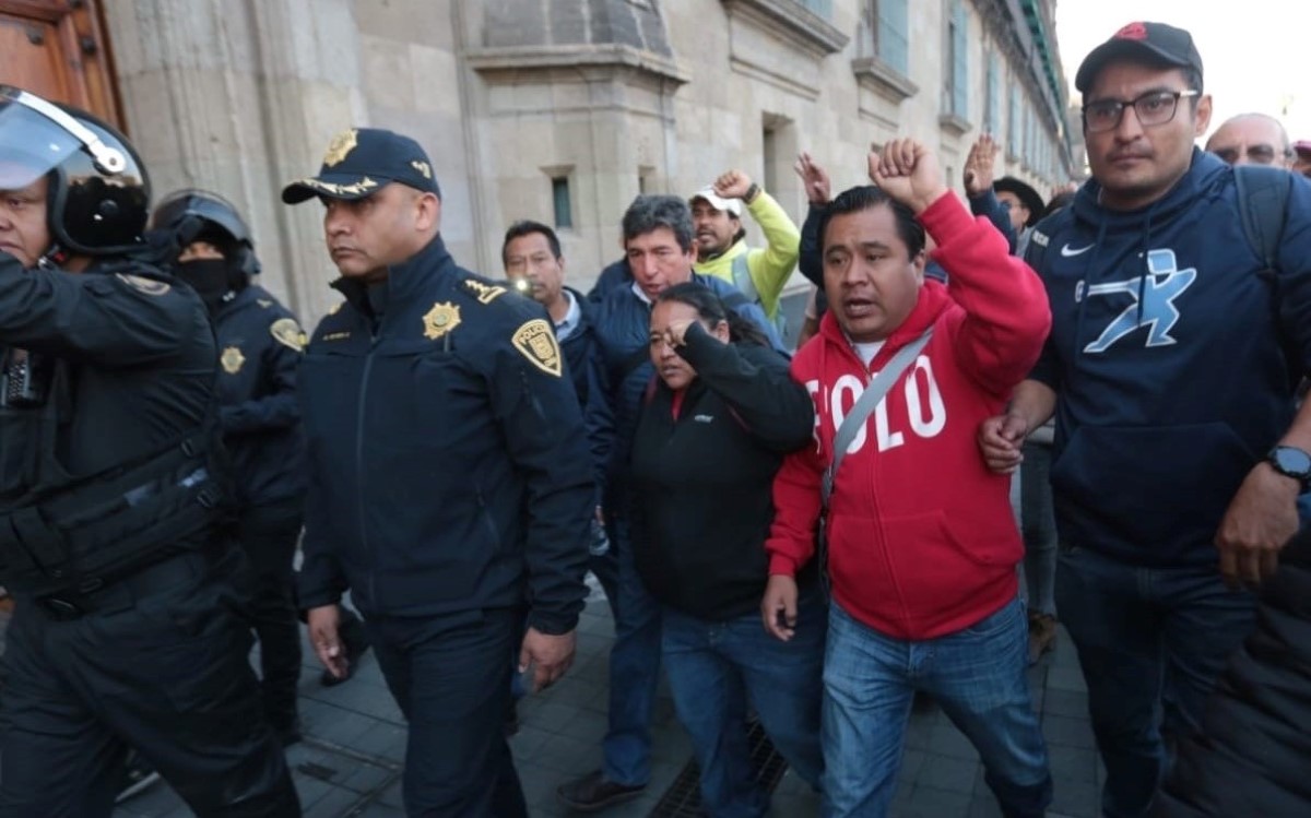 Los maestros de la CNTE protestan frente a Palacio Nacional. | Jesús Quintanar.