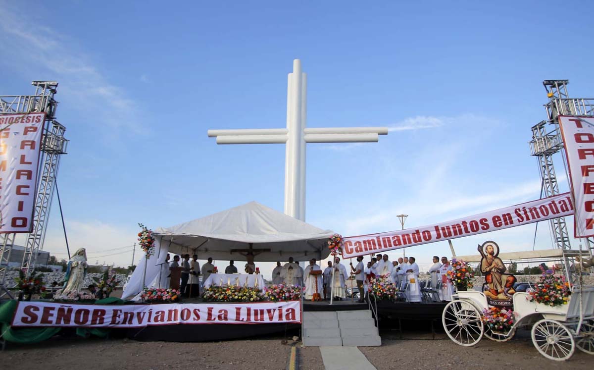 La misa fue presidida por el obispo de Gómez Palacio, Jorge Estrada Solórzano. (Manuel Guadarrama)