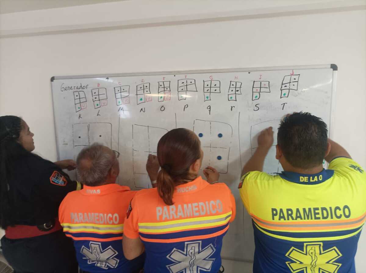 Paramédicos de Naucalpan aprenden lenguaje de señas para atender mejor