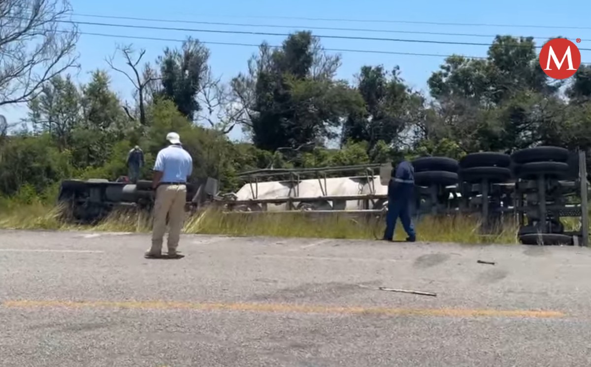 Vuelca tráiler cargado de cemento en carretera Mante -Limón