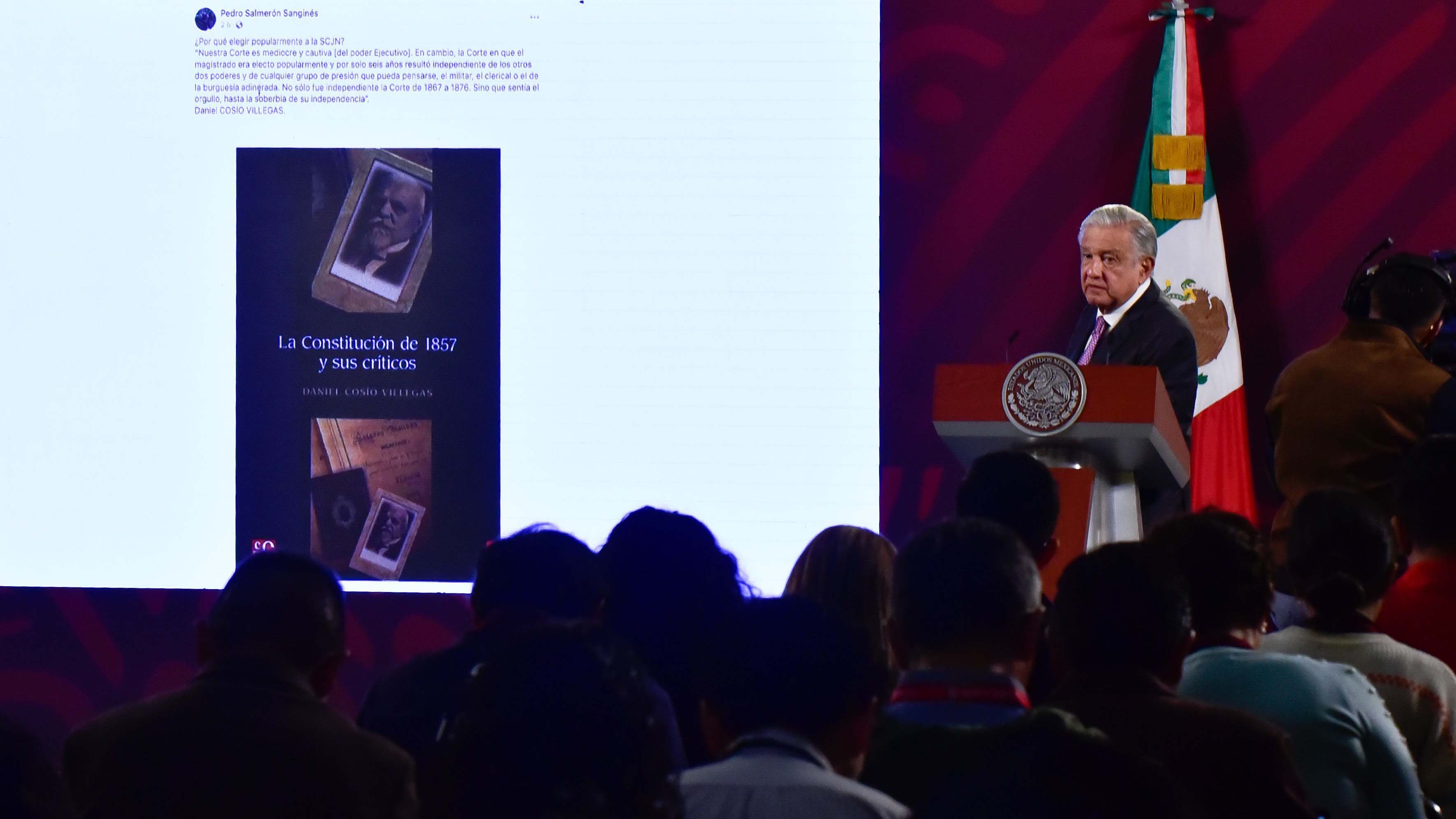 AMLO cita parráfo de Daniel Cosío Villegas del libro La Constitución de 1987 en La Mañanera
