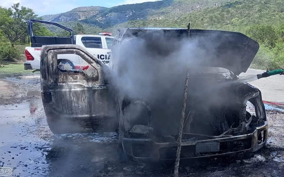 La camioneta de valores fue consumida en su totalidad por el fuego. Foto: Especial