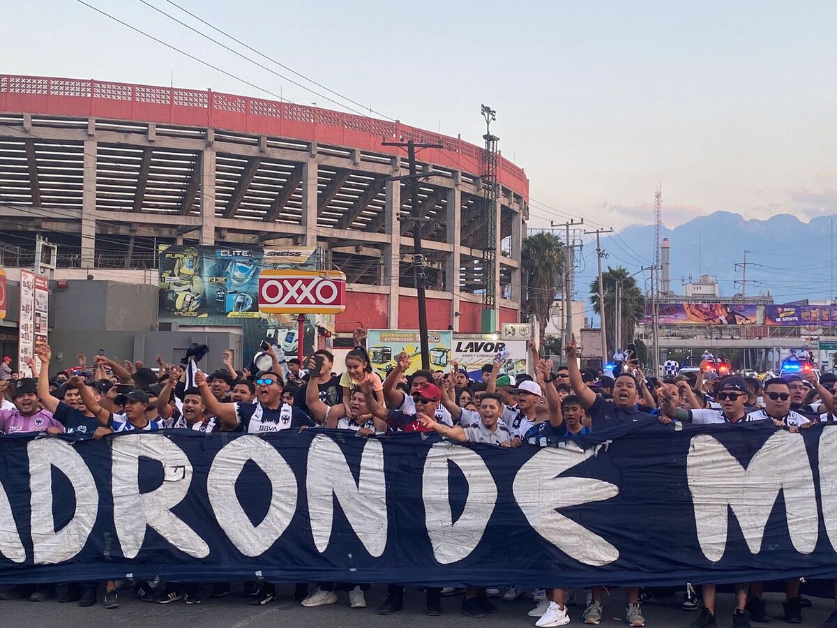 Chicos y grandes caminan mientras entonan cantos del equipo. Foto: Miranda Arias