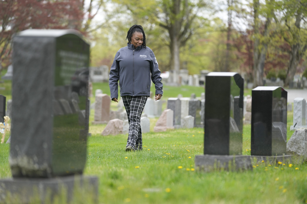 Debra Long camina junto a la tumba de su hijo, Randy Long, en Poughkeepsie, Nueva York | AP