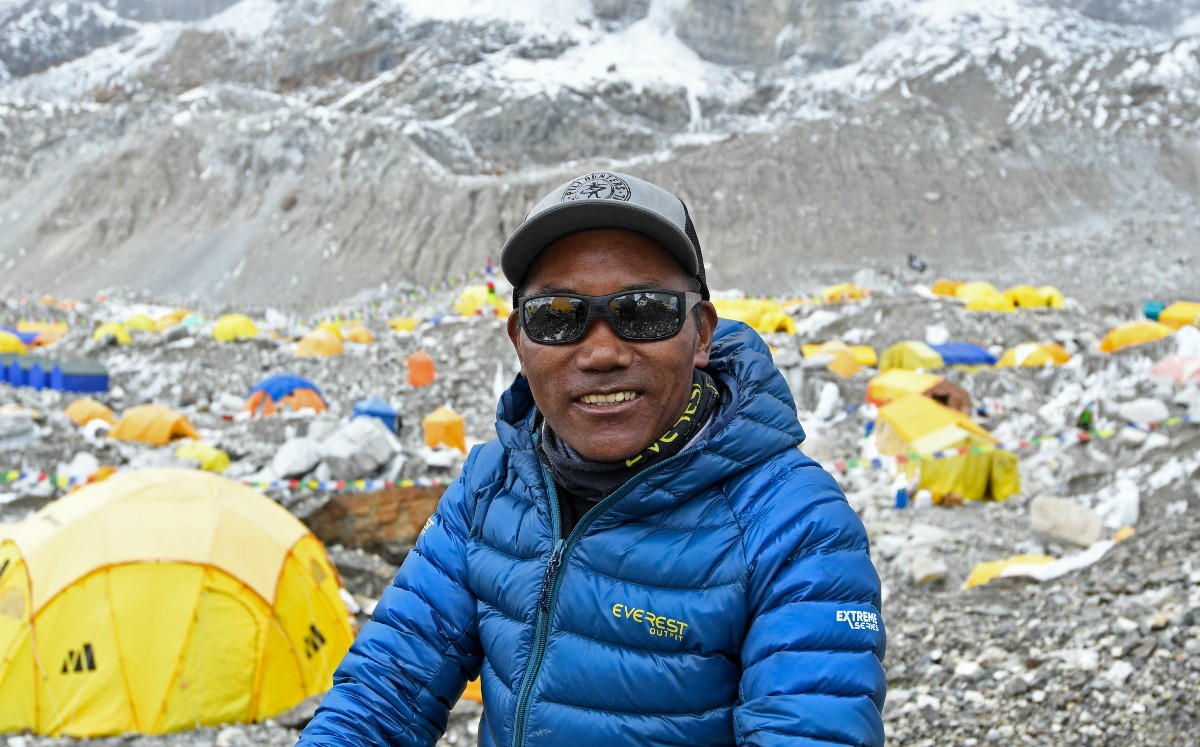 Escalador nepalí alcanza récord con 27 subidas al Everest. | AFP