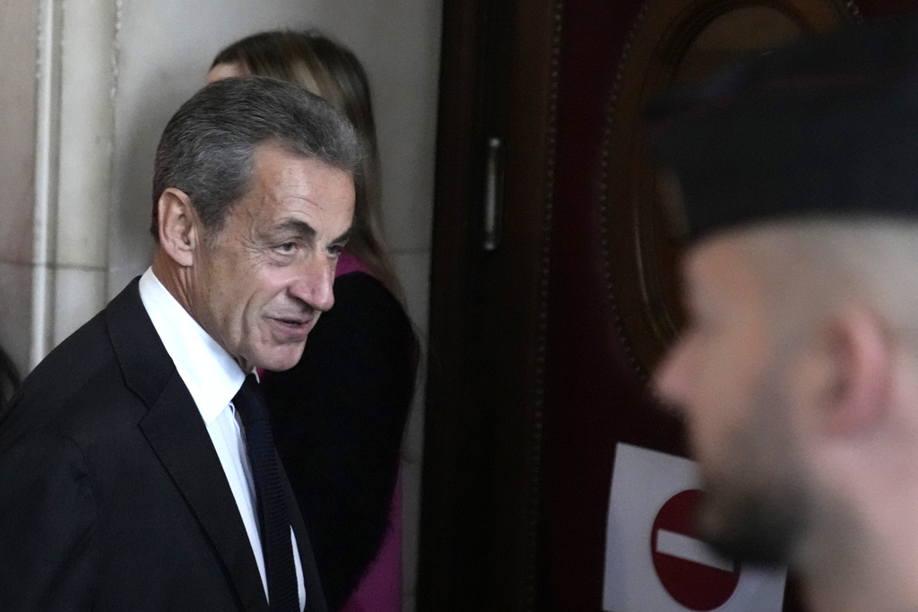 El expresidente de Francia Nicolas Sarkozy, llega a un tribunal para una vista de apelación sobre un supuesto intento de soborno | AP