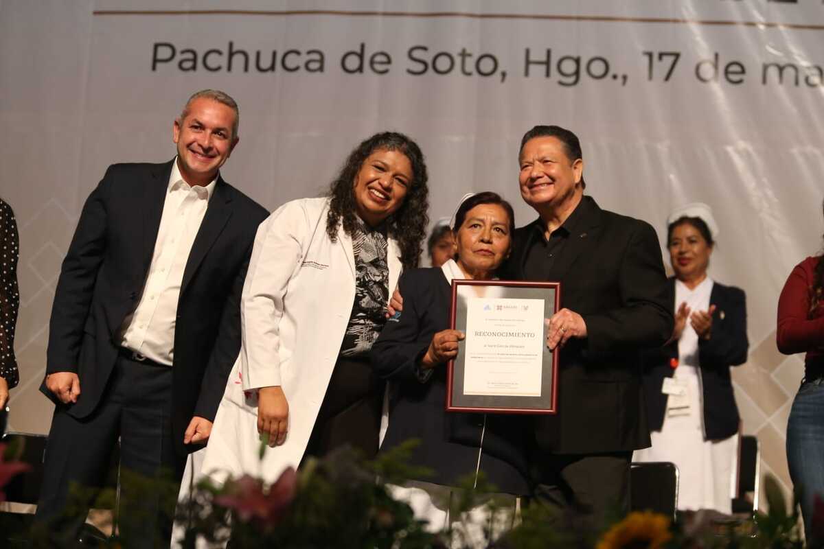 El gobernador de Hidalgo Julio Menchaca Salazar reconoció a enfermeras por su labor en el sector salud (Jorge Sánchez)