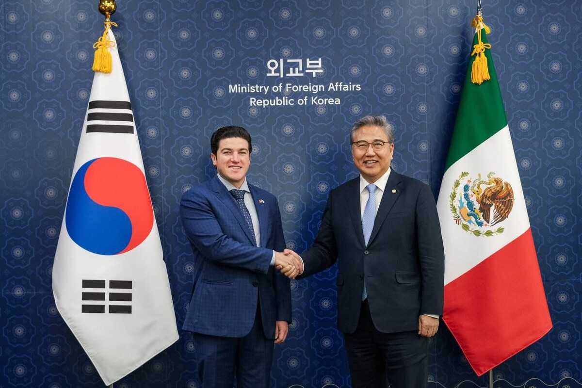 El gobernador de Nuevo León, Samuel García, con el ministro de Relaciones Exteriores de Corea, Park Jin